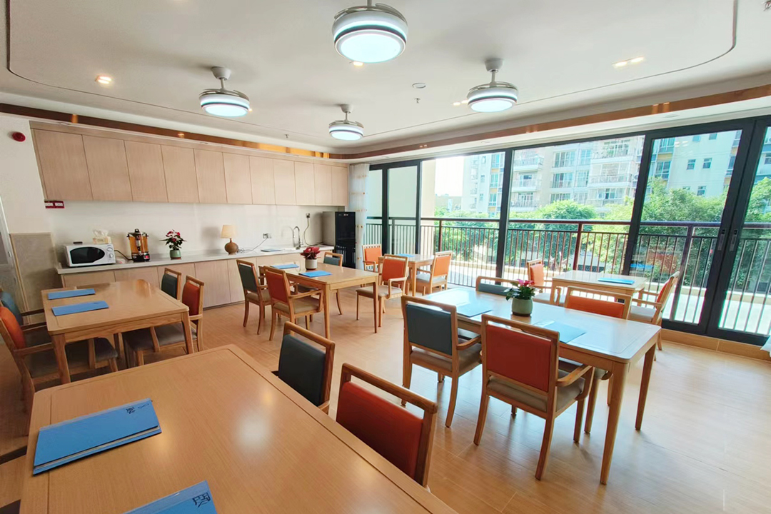 老人（rén）餐廳的適老桌椅